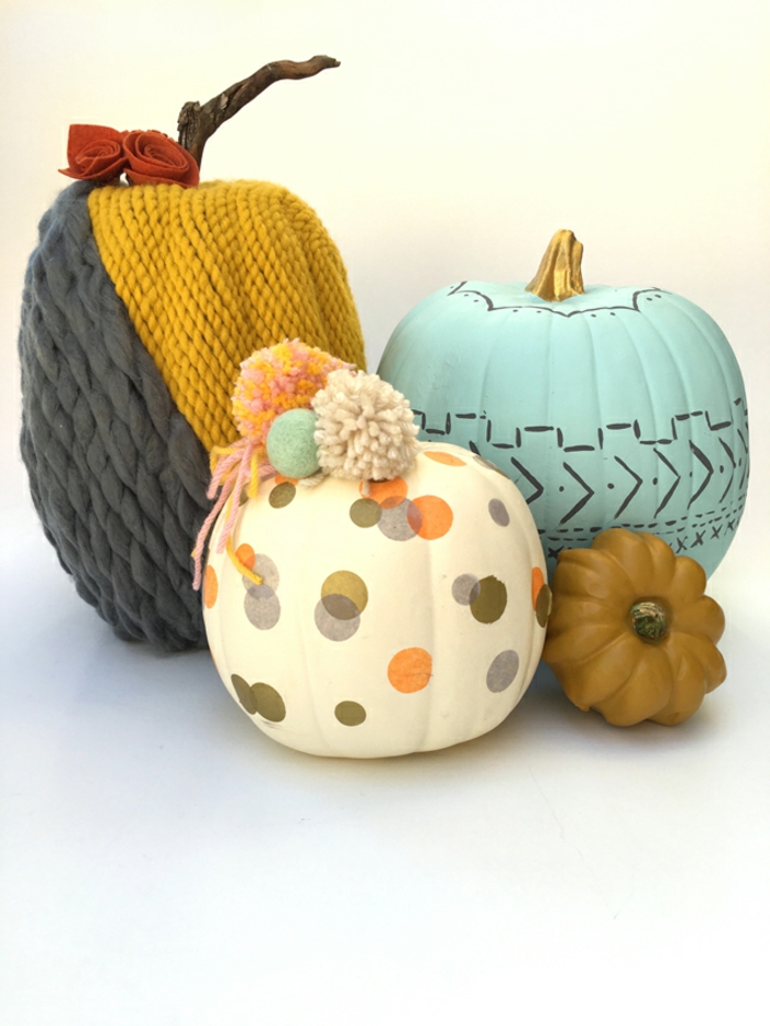 calabazas decoradas para halloween en tonos pasteles, ideas originales dedecoracion de calabazas con motivos geométricos 