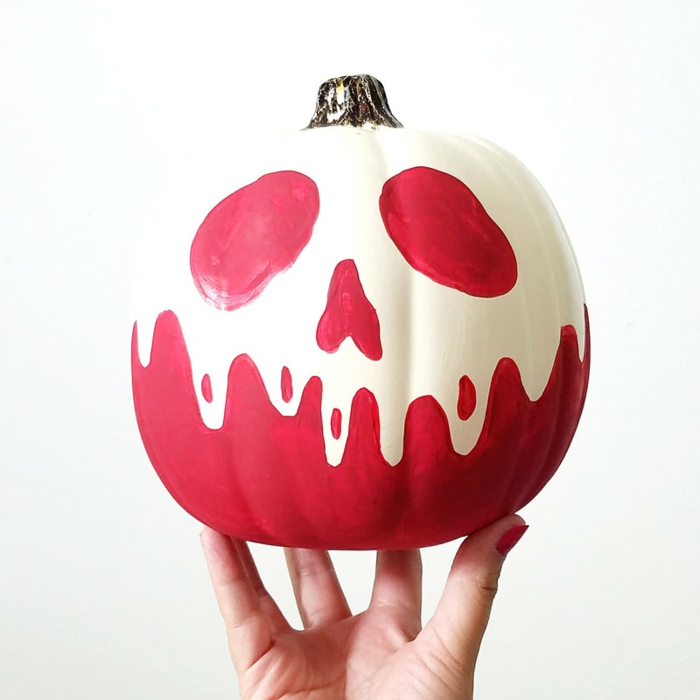 ideas encantadoras decoracion calabazas halloween, calabaza pintada en blanco con decoracion en rojo 