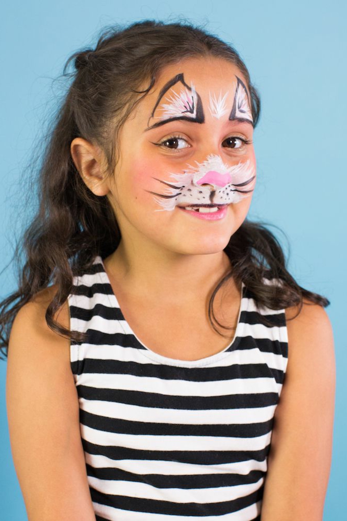 ideas de maquillaje infantil para las fiestas de Halloween, cara pintada de gato paso a paso 