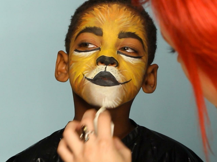 maquillaje halloween facil paso a paso, maquillaje infantil, cara de león super simpática 