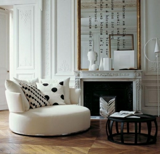 precioso salón decorado en estilo vintage con chimenea francesa de época, grande espejo vintage en dorado 