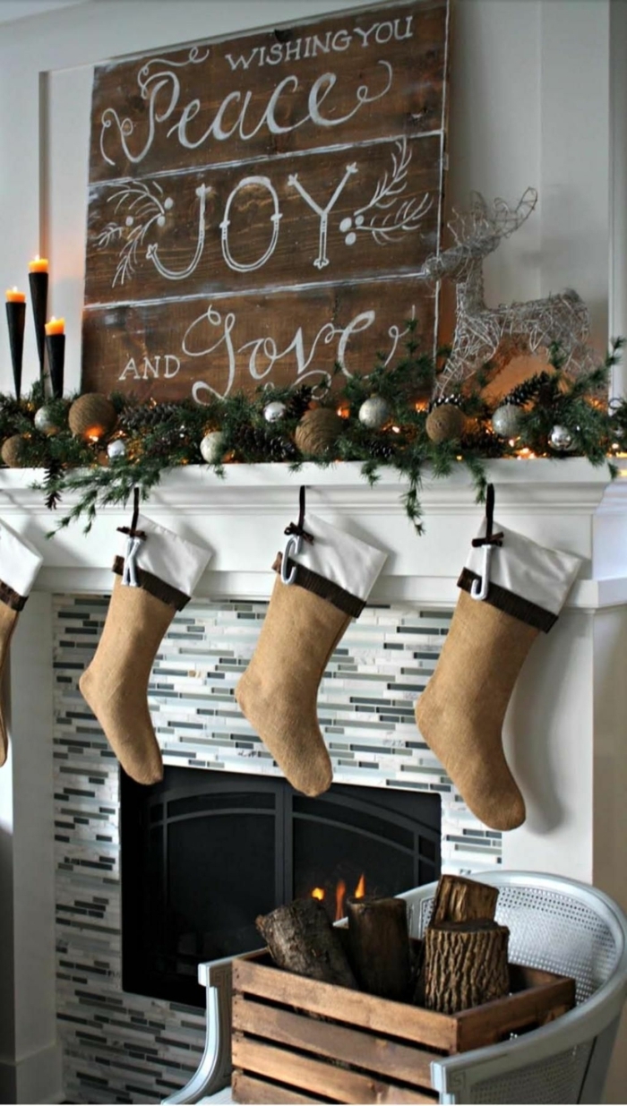 chimeneas navideñas con mucho encanto, preciosa decoración navideña para tu chimenea, guirnaldaas y candelabros con velas 