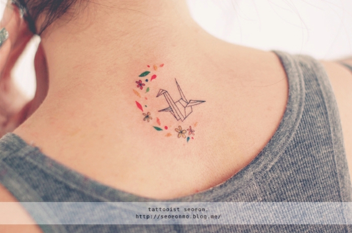 tatuajes guapos minimalistas, cisne de papel y elementos florales, tatuajes pequeños para mujeres 