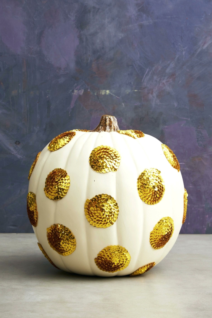 preciosas ideas de decoración de calabazas otoñales, decorar calabazas de halloween con lentejuelas 