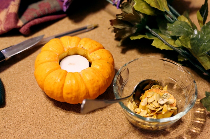 preciosas ideas de decoracion calabazas halloween, como convertir una calabaza pequeña en un portavelas 