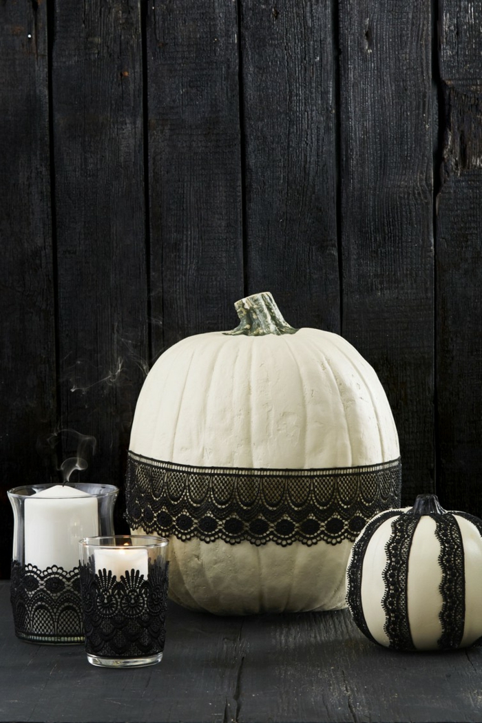 decoracion calabazas halloween con mucho estilo, como decorar las calabazas en otoño con trozos de tela 