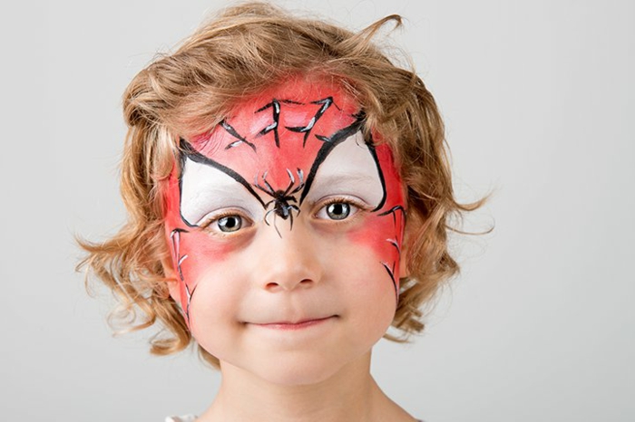cara de Spidermen, ideas de maquillaje de Halloween infantil, maquillaje para halloween fácil 