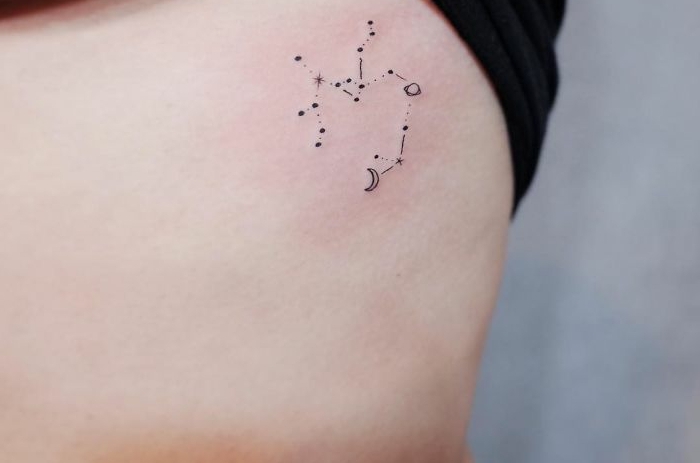 tatoos pequeños que inspiran, precioso tatuaje minimalista en las costillas, constelación de estrellas 