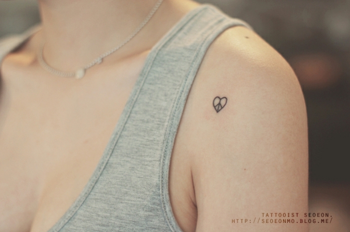 tatoos pequeños simbólicos, tatuaje corazón en el hombro, diseños originales y bonitos para mujeres 