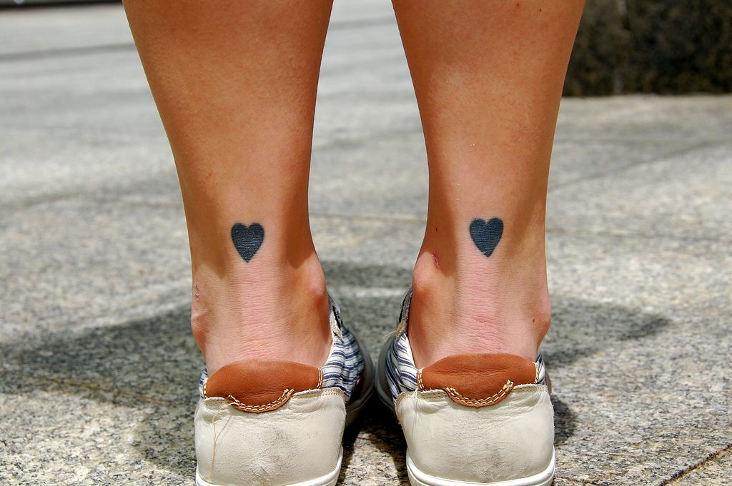 los mejores tatuajes minimalistas, bonitos corazones pequeños tatuados en los tobillos, tatuajes que inspiran 