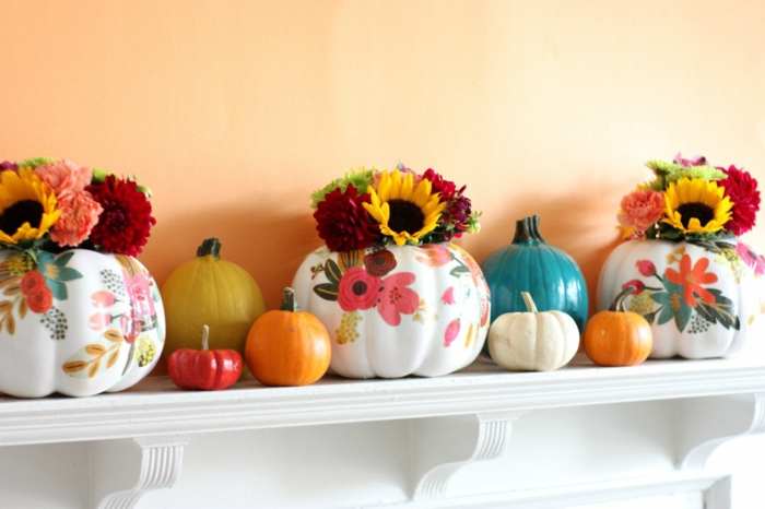 calabazas decoradas manualidades para decorar el hogar, chimeneas decoradas en otoño, calabazas pintadas en blanco con motivos florales 