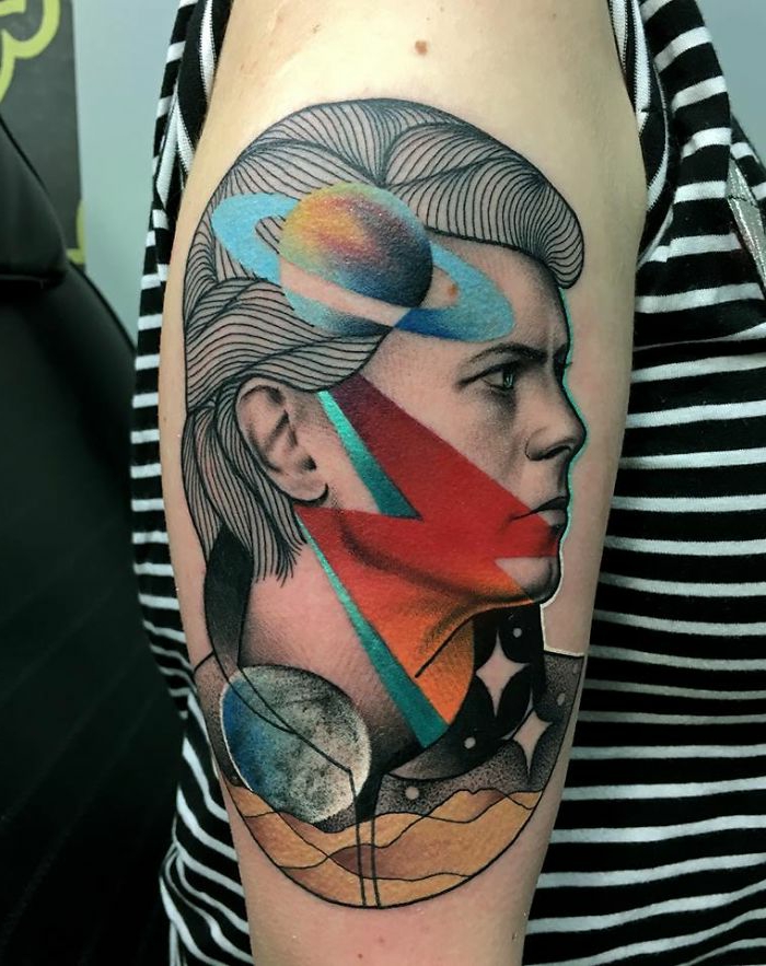  tatuajes hombres inspirados en artistas, grande tatuaje en el brazo con la cara de David Bowie