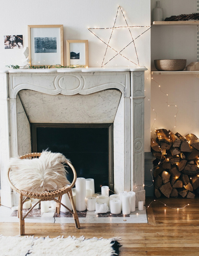 ideas para decorar chimeneas navideñas, salón de encanto decorado con bombillas y velas decorativas 