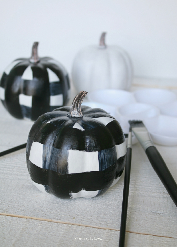 como hacer una calabaza de halloween personalizada, idea super faciles con pintura, calabazas en blanco y negro 