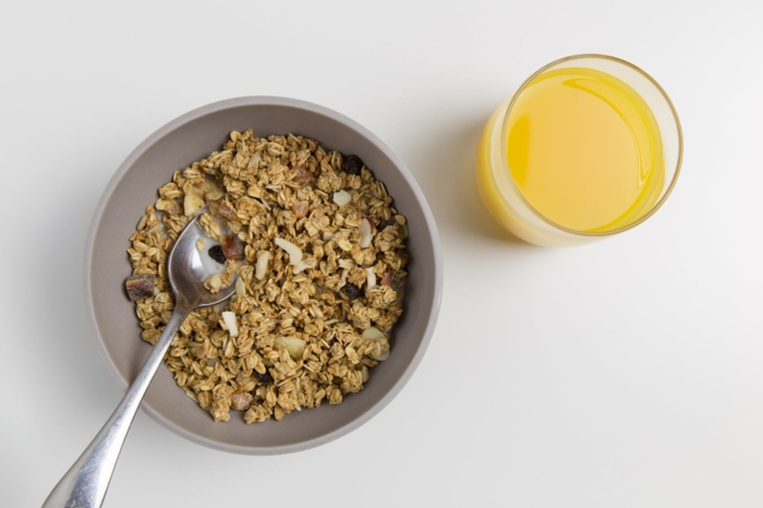 desayunos saludables básicos, cereales con leche y jugo natural de naranja, como conseguir una vida sana 