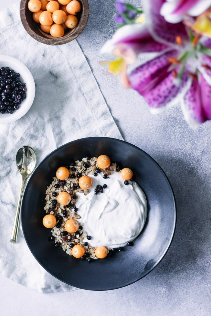 desayunos fitness con yogur y cereales, magnificas ideas de desayunos saludables con avena 