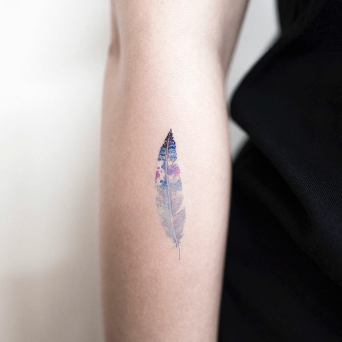 bonito tatuaje con pluma en el antebrazo, tatoos pequeños simbolicos para hombres y mujeres 
