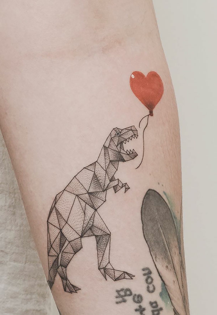 tatuajes pequeños hombre super originales, un cocodrilo geométrico, globo en forma de corazón, plumas y letras 