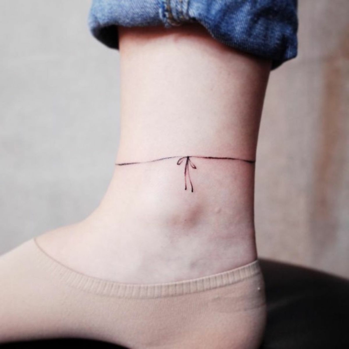 bonitos y delicado tatuaje en el tobillo, tatoos pequeños minimalistas, diseños adorables para mujeres 