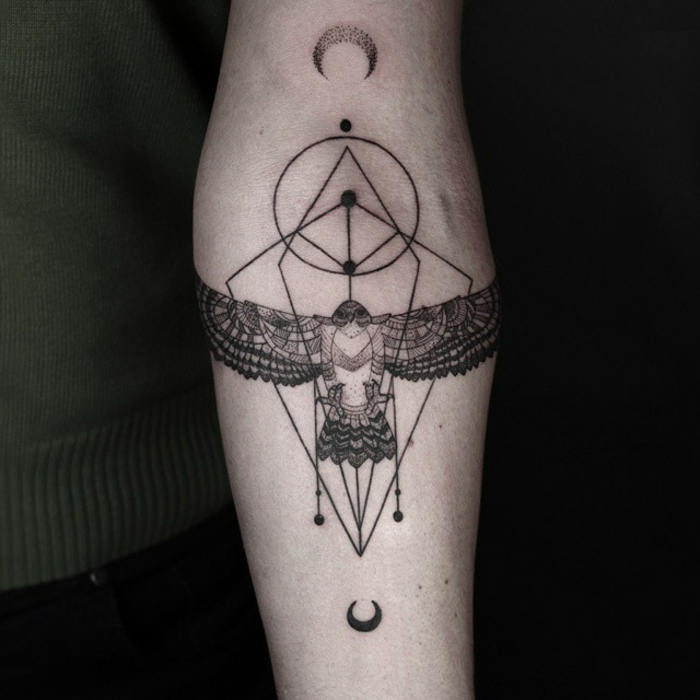 tatuajes hombres en el antebrazo, diseño geométrico con muchas figuras, imágines de tatuajes originales 