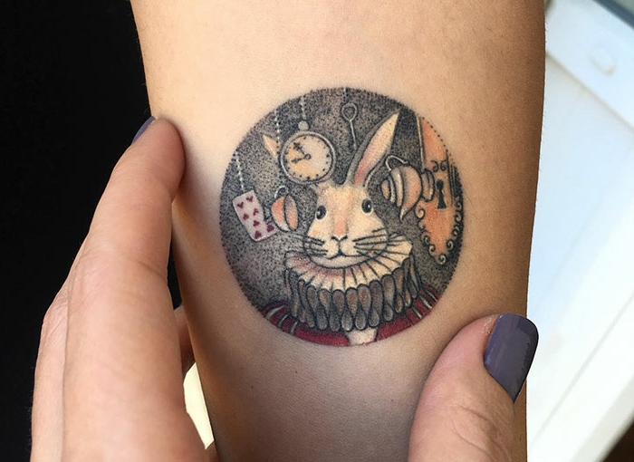 tatuajes originales inspirados en libros, tatuajes hombres y mujeres, el conejo de Alicia en el mundo de las maravillas 