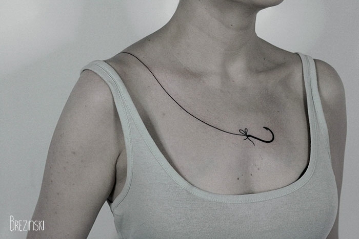 ideas de tatuajes que signifiquen fuerza y superacion, cuerda con gancho tatuada en el pecho 