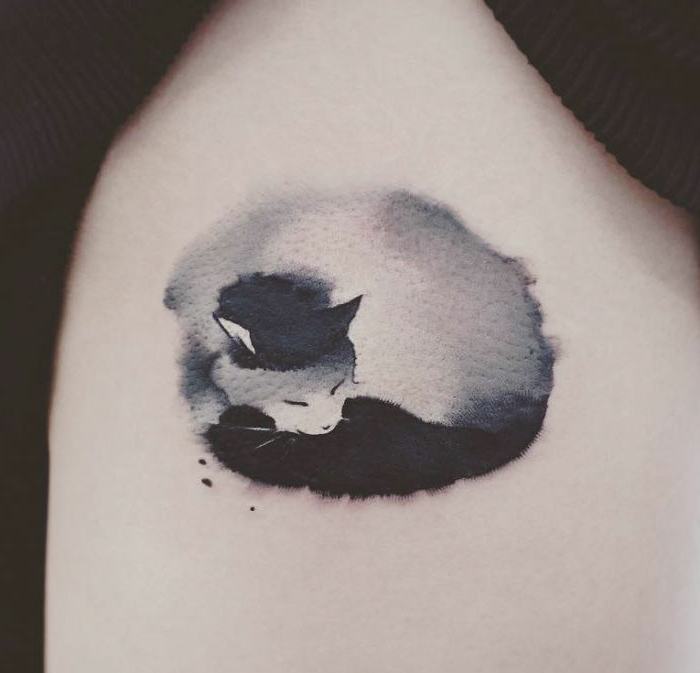 pequeño gato tatuado en las costillas, diseños de tatuajes tatuajes pequeños con significado