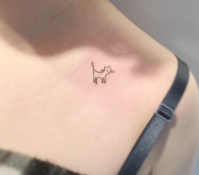 tatuajes pequeños con significado, ideas para los amantes de los gatos, tatuajes minimalistas en la clavícula 