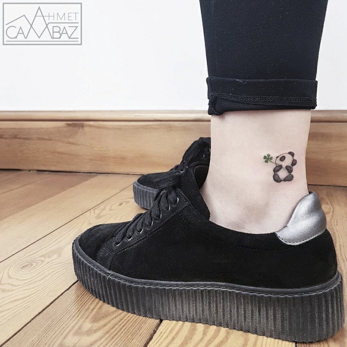 adorable panda tatuada en el tobillo, ideas de tatuajes pequeños con significado en imágines 