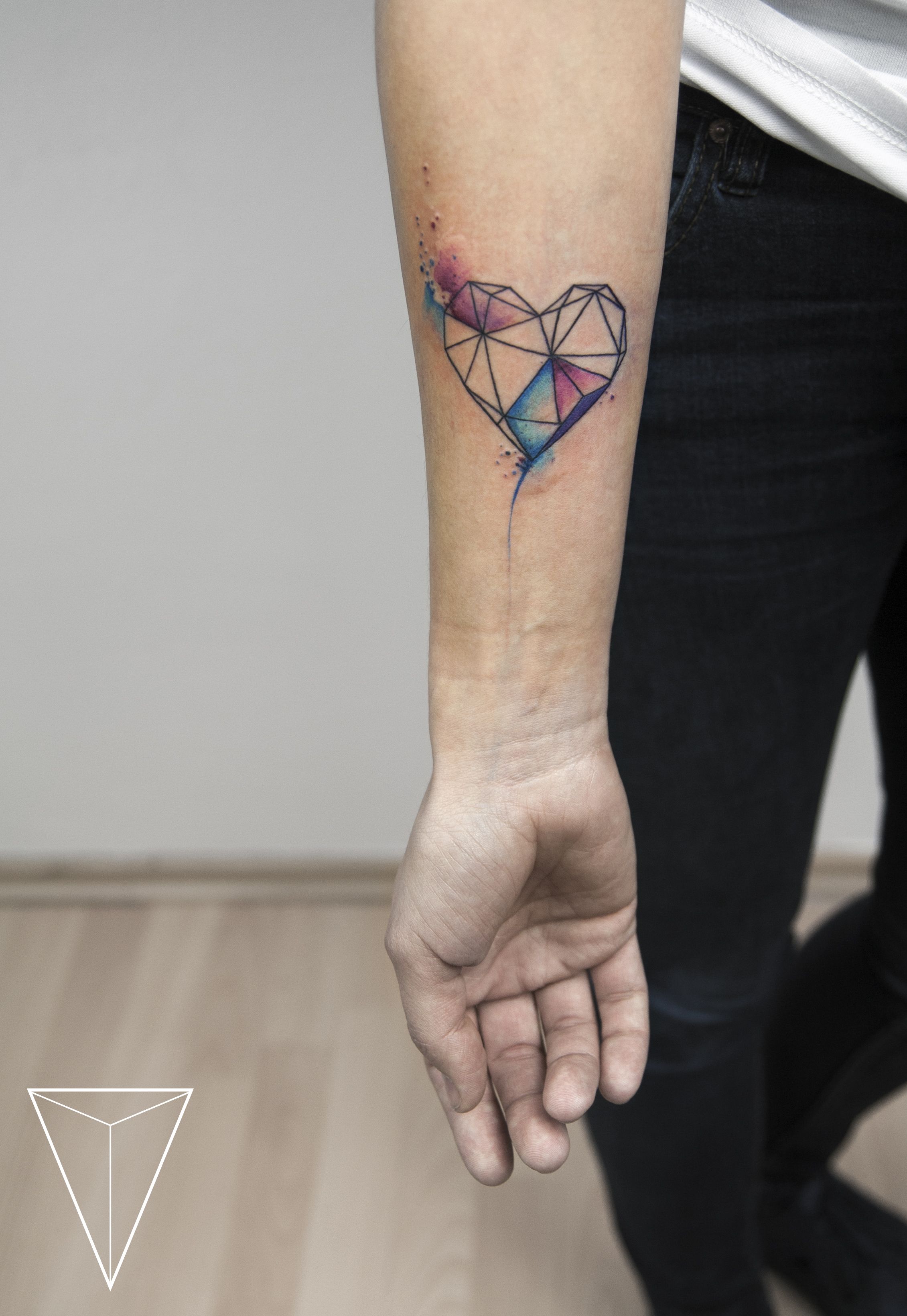 tatuajes pequeños con significado, corazón geométrico en pintura acuarela, tatuaje corazon de encanto 