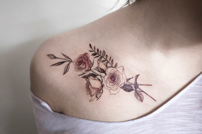precioso diseño con flores, ideas de tatuajes femeninos y elegantes, tatoos pequeños coloridos 