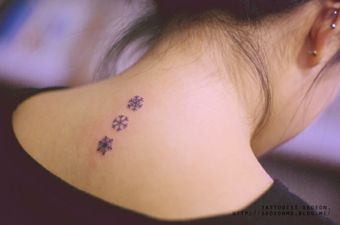 tatoos pequeños en la espalda, diseños minimalistas de encanto, fotos inspiradoras con tatuajes 