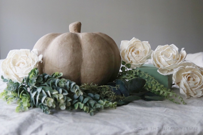 centro de mesa DIY con calabaza artificial, preciosas ideas sobre como decorar la casa en otoño 
