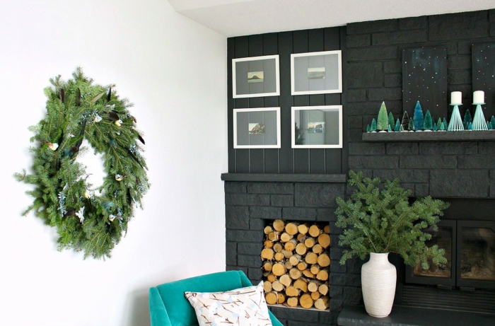 preciosas ideas de chimeneas navideñas con mucho encanto, decoración en blanco y negro con toques de color 
