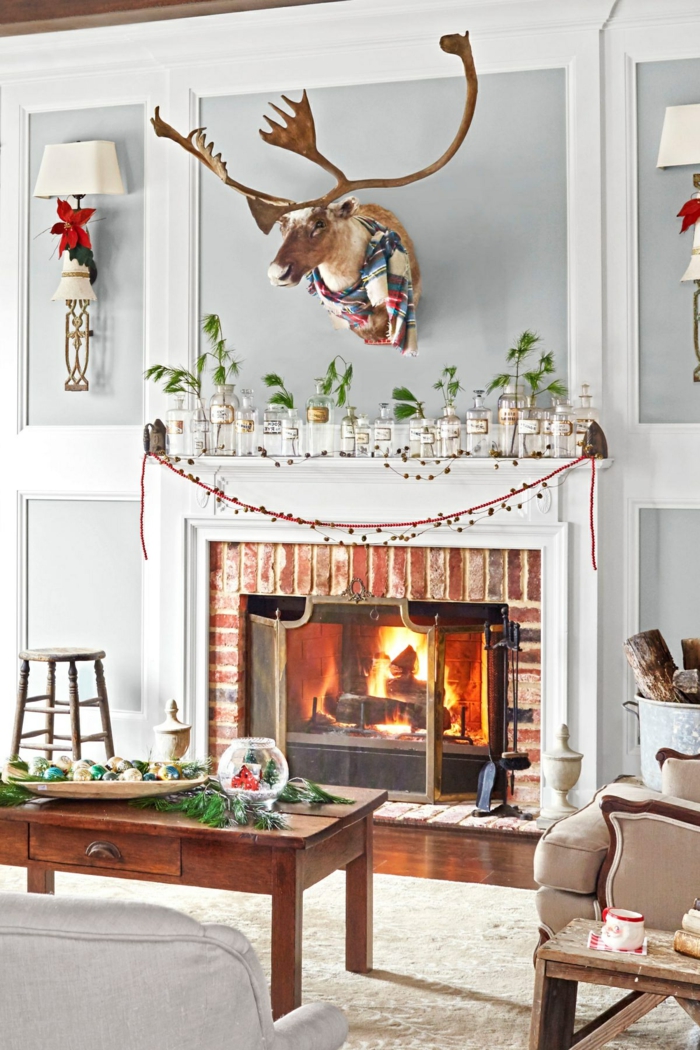 chimeneas navideñas que enamoran, bonita decoración con adornos navideños, salón en estilo rústico moderno 