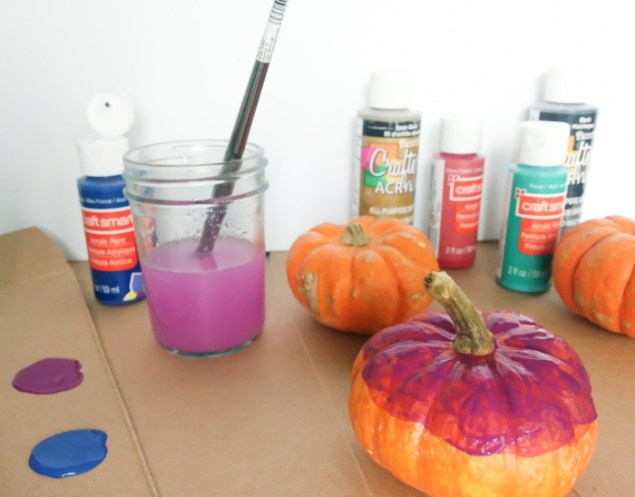ideas de calabazas decoradas para halloween paso, calabazas pintadas en lila y azul efecto ombre 