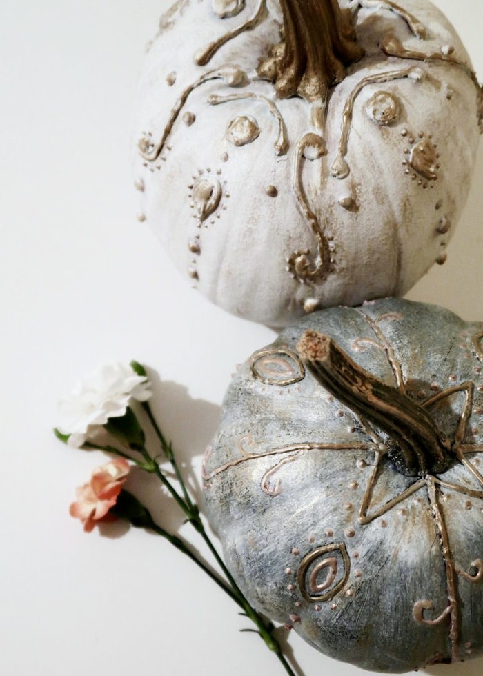 calabazas decoradas para halloween en estilo vintage, ideas sobre como adornar la casa en otoño 