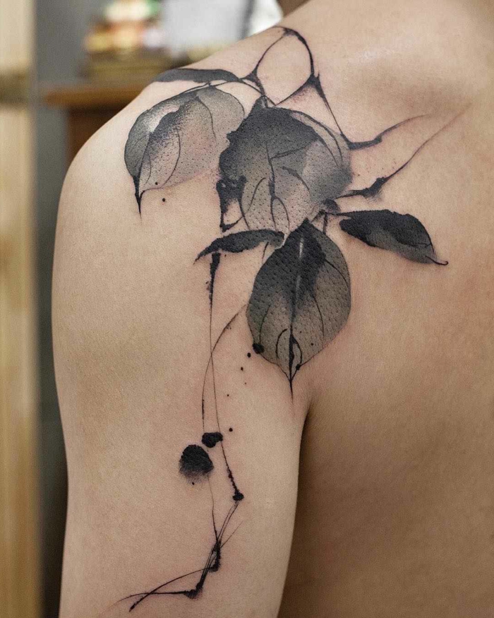 ideas de tatuajes para hombres y mujeres, tatuajes hombres en el hombro y el brazo, tattoo con motivos botánicos
