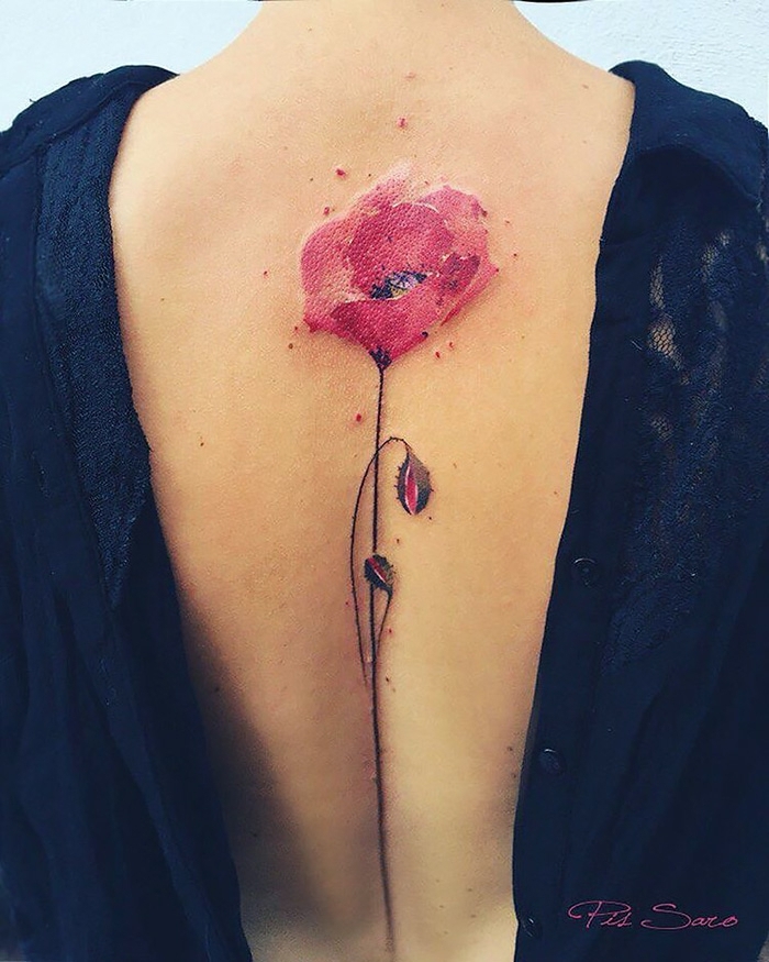 grandes tatuajes en la espalda hombres y mujeres, flor en rojo tatuada en la columna vertebral 