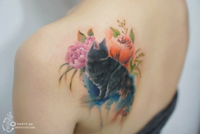 tatuajes en la espalda hombres y mujeres, precioso gato y flores en pintura acuarela, tatuajes originales en la espalda 