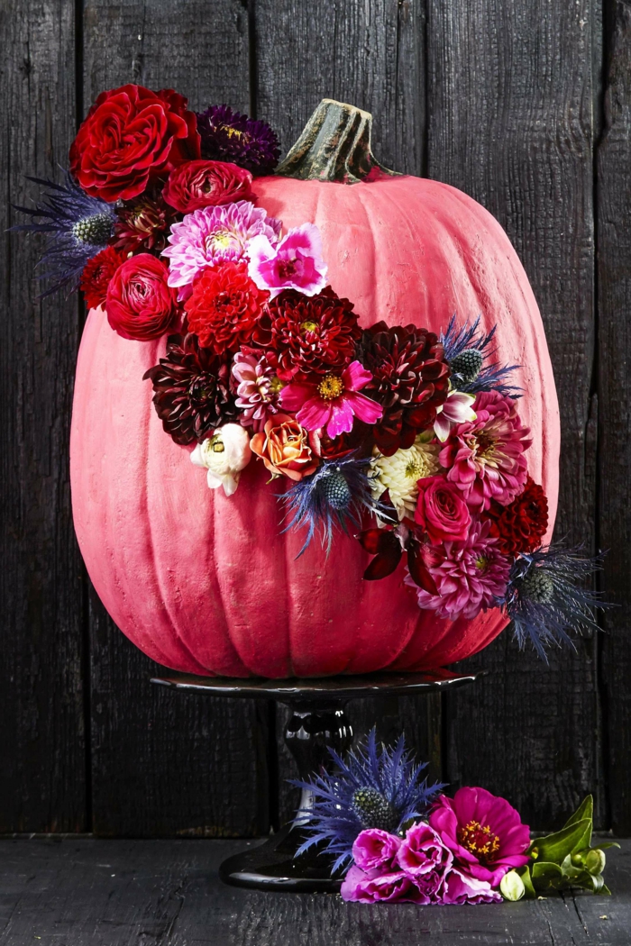 calabazas decoradas para halloween en estilo vintage, calabaza pintada en color fuscia con flores artificiales 