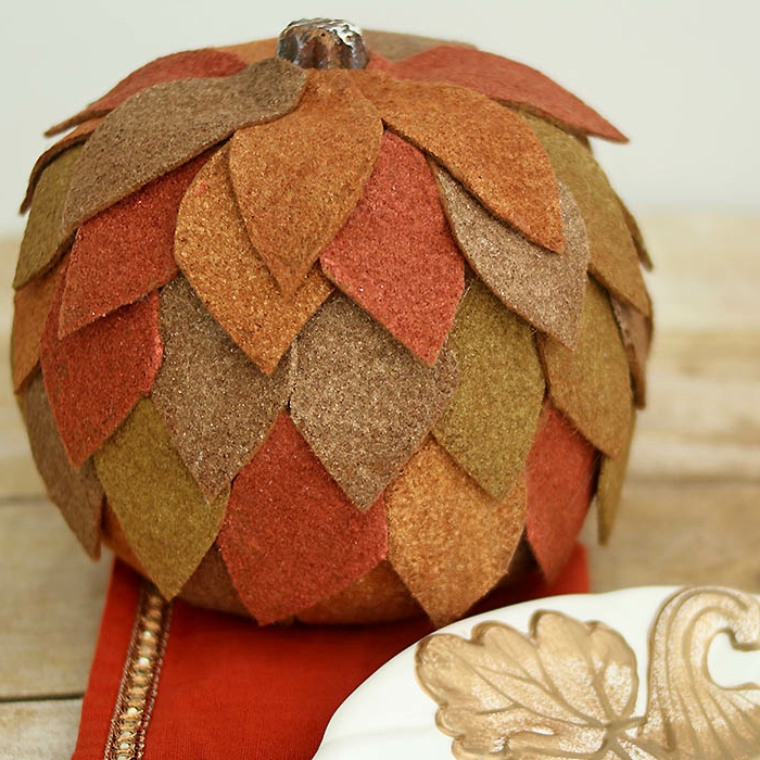 calabazas decoradas con fieltro, fieltro en los colores del otoño, ideas de calabazas DIY para decorar la casa 