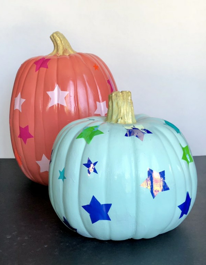 ideas coloridas sobre calabazas decoradas para halloween, calabazas decoradas con estrellas 