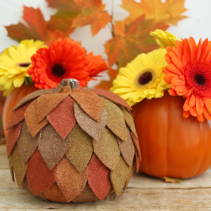 ideas de decoracion de Halloween con fieltro, calabazas personalizadas para decorar la casa en otoño 