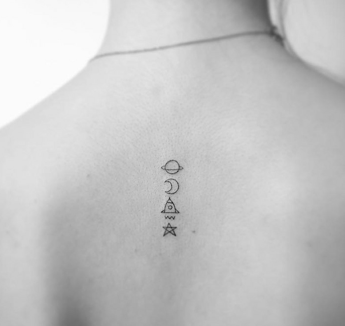 tatuajes pequeños hombre y mujer, diseños de tatuajes minimalistas, preciosos tattoo en la espalda 