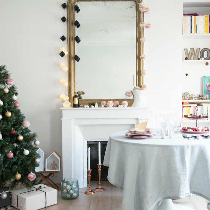 ideas de decoración de chimeneas navideñas, espejo en dorado apoyado en la pared, árbol navideño decorado de encanto 