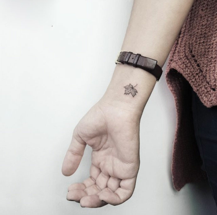 mini tatuaje en la muñeca, tatuajes que signifiquen fuerza y superacion, ideas de tatuajes femeninos 