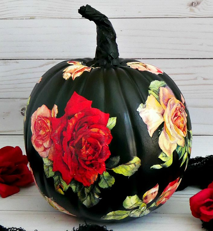 calabaza pintada en negro con decoupage, calabazas decoradas para halloween super originales 
