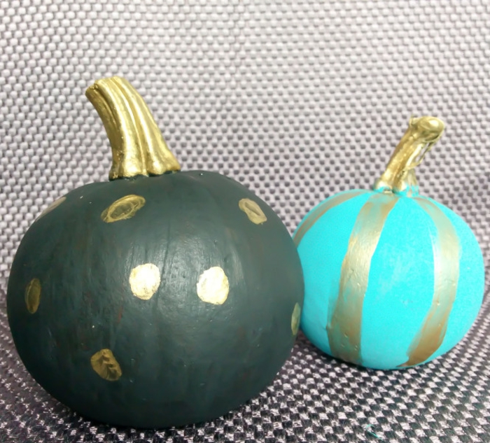 ideas super faciles de calabazas decoradas para hacer en otoño, calabazas pintadas en azul y negro con decoración en dorado 