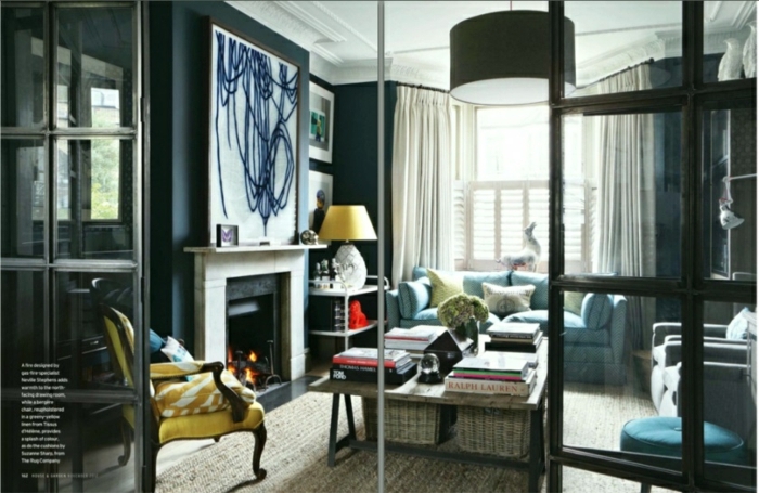 salón moderno con muebles en estilo vintage, chimenea de leña, decoración en beige, azul y color mostaza 